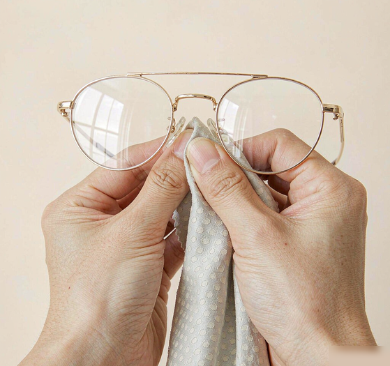 Cleaning eyeglasses with a microfiber cloth versus ultrasonic cleaning