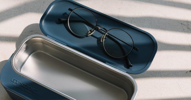 GT SONIC ultrasonic glasses cleaner with eyeglasses resting on the open lid