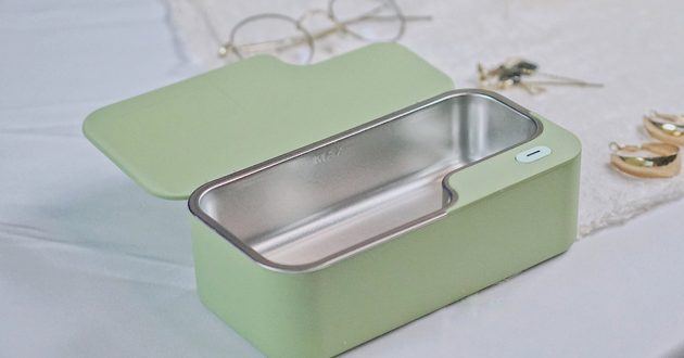 Green GT SONIC ultrasonic glasses cleaner with eyeglasses and jewelry